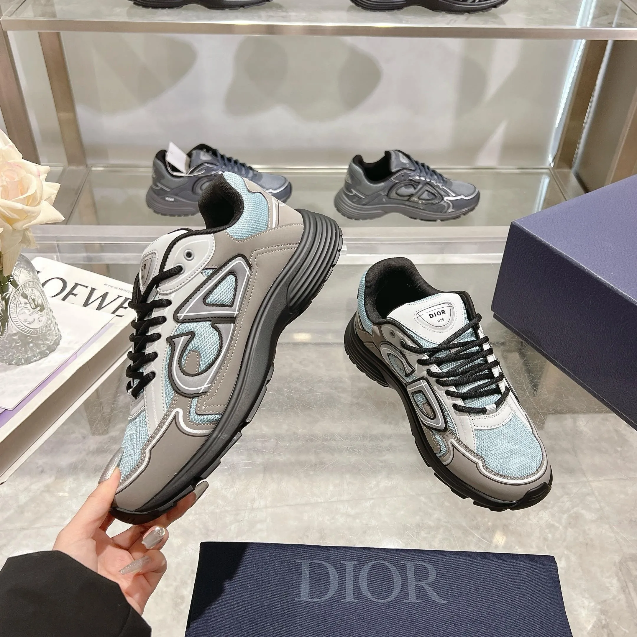 👟👟Ex-factory price 520👟👟 H612 high version B30 low-top sneakers are one of the flagship styles of this series. Crafted from mesh and technical fabrics, it's finished with a reflective 'CD30' graphic and 'DIOR B30' and 'CD30' logos on the heel and tongue. The extra-light, sculpted rubber sole adds style with signature accents, while internal stretch details create ideal comfort. Can be paired with a variety of casual looks to show a fashionable, modern and sporty style. ✅Size: 35-47 (45-46-47 customized, non-returnable and non-exchangeable) ✅Sole material: Original ultra-light IP sole ✅Packaging: Brand new counter packaging